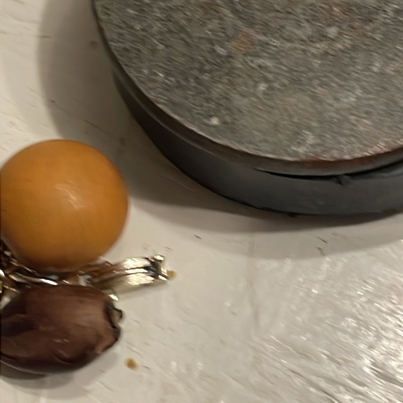 Vintage German mixed metal gold tone bracelet w/10 natural seeds pods nuts charm - Picture 12 of 13